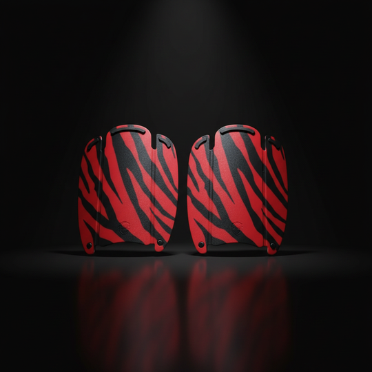Espinilleras tiger print rojo negro fondo oscuro